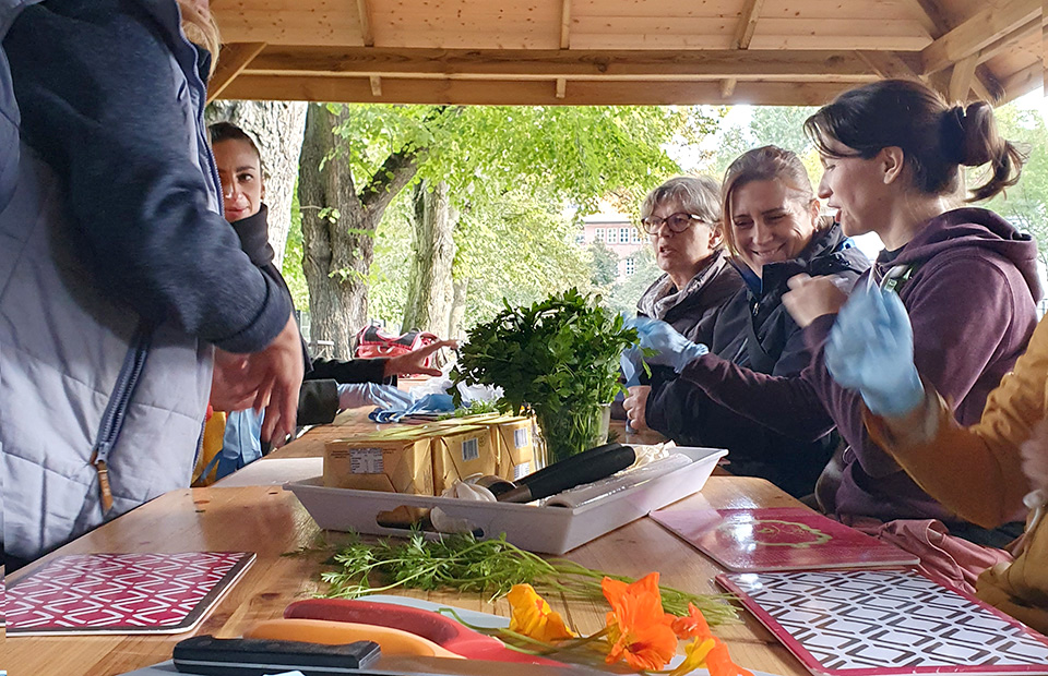 Besuch aus Südfrankreich - beim Kräuterbutter herstellen