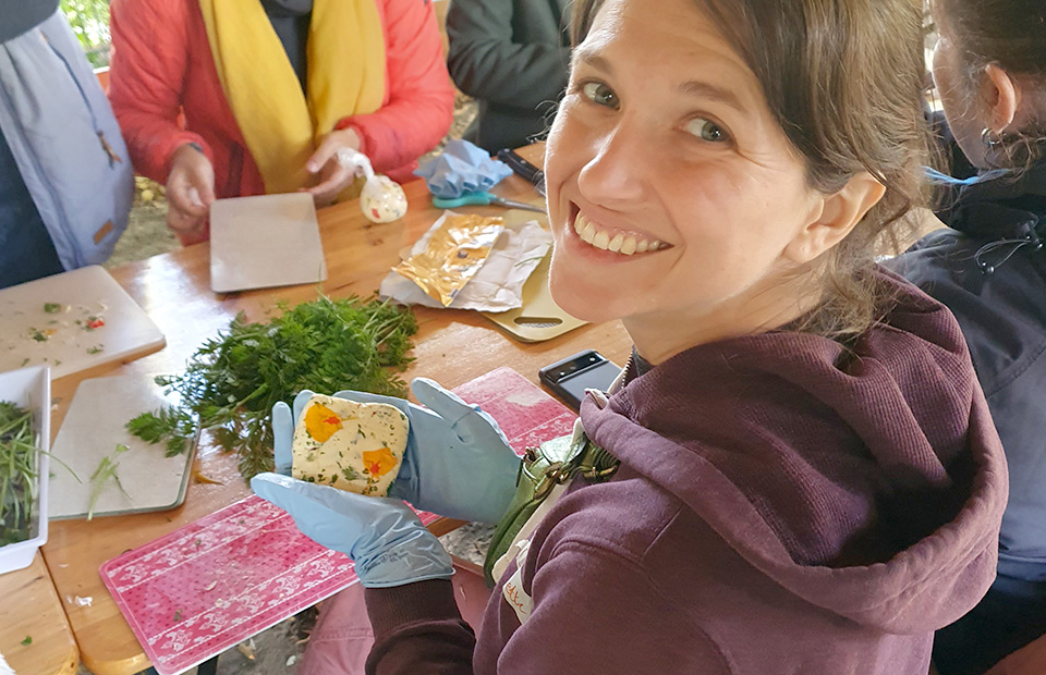 Besuch aus Südfrankreich - beim Kräuterbutter herstellen